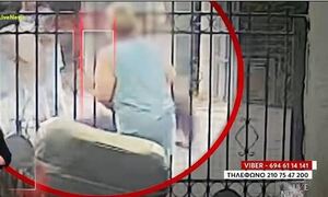 Σαλαμίνα: Καρέ - καρέ σοκαριστικό βίντεο ντοκουμέντο - Αστυνομικός επιτίθεται σε ζευγάρι