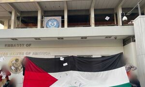 Ρουβίκωνας: Σημαία της Παλαιστίνης και τρικάκια έξω από την αμερικανική πρεσβεία