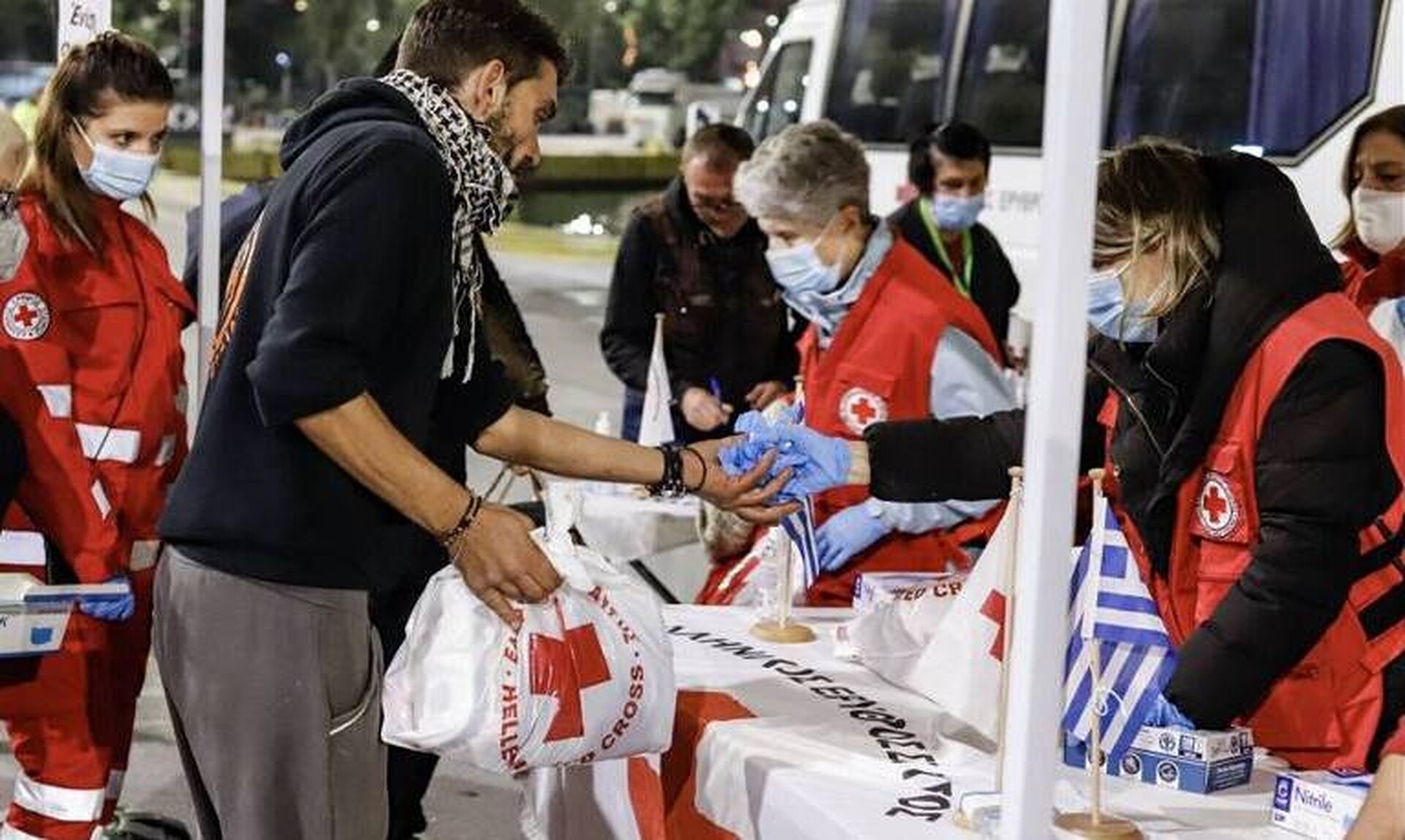 Ο Ελληνικός Ερυθρός Σταυρός ενισχύει τους αστέγους στο λιμάνι του Πειραιά την Μεγάλη Πέμπτη