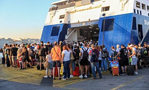 Πάσχα: Φεύγουν «άρον-άρον» οι εκδρομείς - Αυξημένη κίνηση στο λιμάνι του Πειραιά
