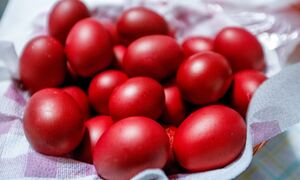 Πάσχα: Πώς γίνεται το βάψιμο αυγών – Το λάθος που κάνει το 99% του πληθυσμού