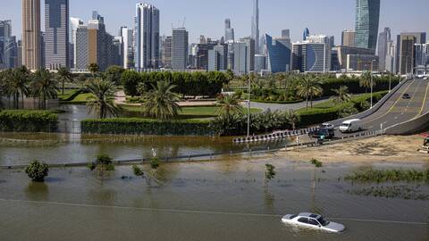 Ντουμπάι: «Παραλύει» ξανά η πόλη από τις βροχοπτώσεις και τις πλημμύρες