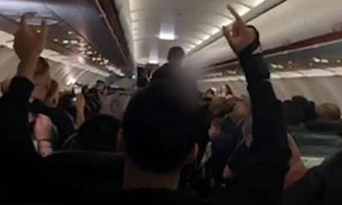 Επεισόδιο με ζευγάρι σε αεροπλάνο: Τους πήραν... σηκωτούς -Απηύδησαν οι επιβάτες