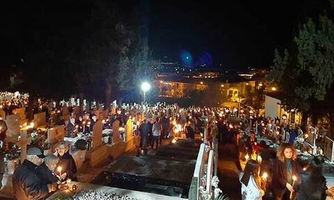 Κοζάνη: Κάνουν Ανάσταση δίπλα στους νεκρούς τους – Η συγκινητική νύχτα του Μεγάλου Σαββάτου