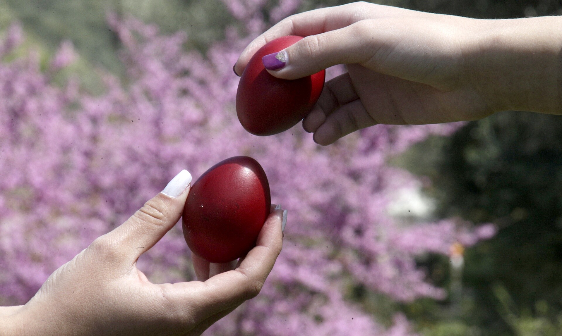 Γιατί τσουγκρίζουμε κόκκινα αυγά το Πάσχα;