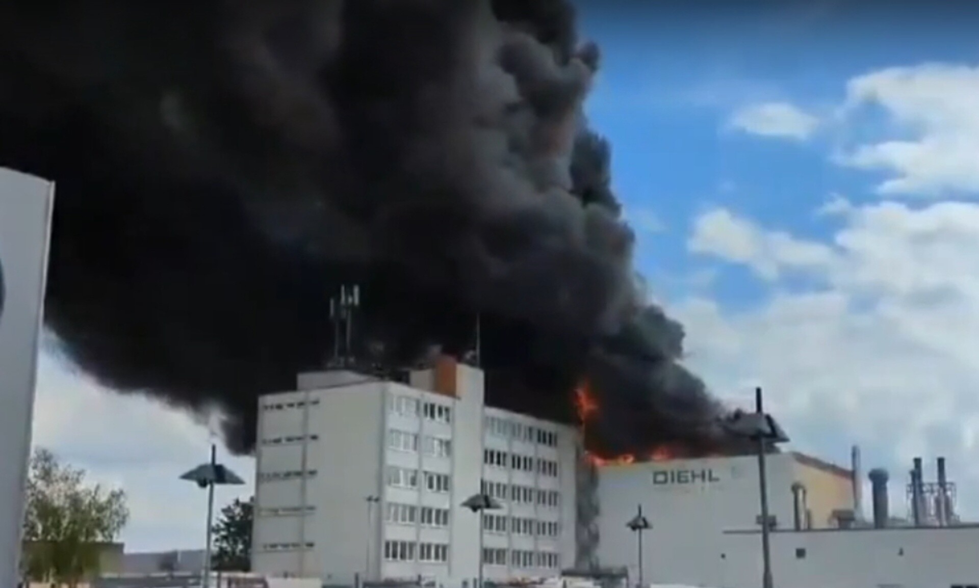 Συναγερμός στο Βερολίνο: Φωτιά σε εργοστάσιο παραγωγής όπλων - Κίνδυνος τοξικού νέφους