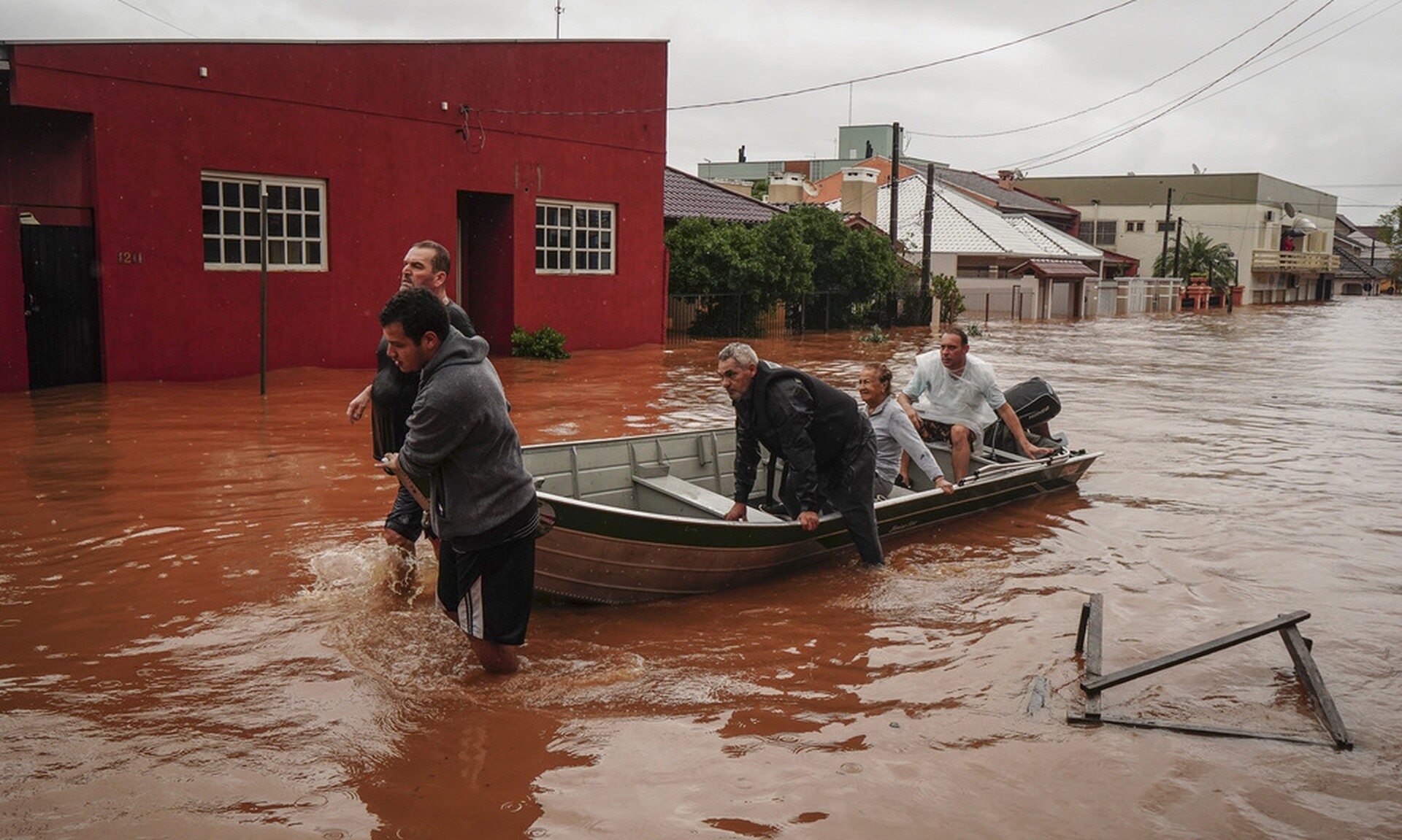 Πλημμύρες στην Βραζιλία:  37 νεκροί, 74 αγνοούμενοι - Επλήγη και το Πόρτο Αλέγκρε