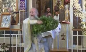 Πρώτη Ανάσταση στη Χίο: Έκλεψε την παράσταση ο «ιπτάμενος» ιερέας