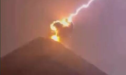 Το βίντεο της ημέρας: Κεραυνός χτυπάει ηφαίστειο στη Γουατεμάλα
