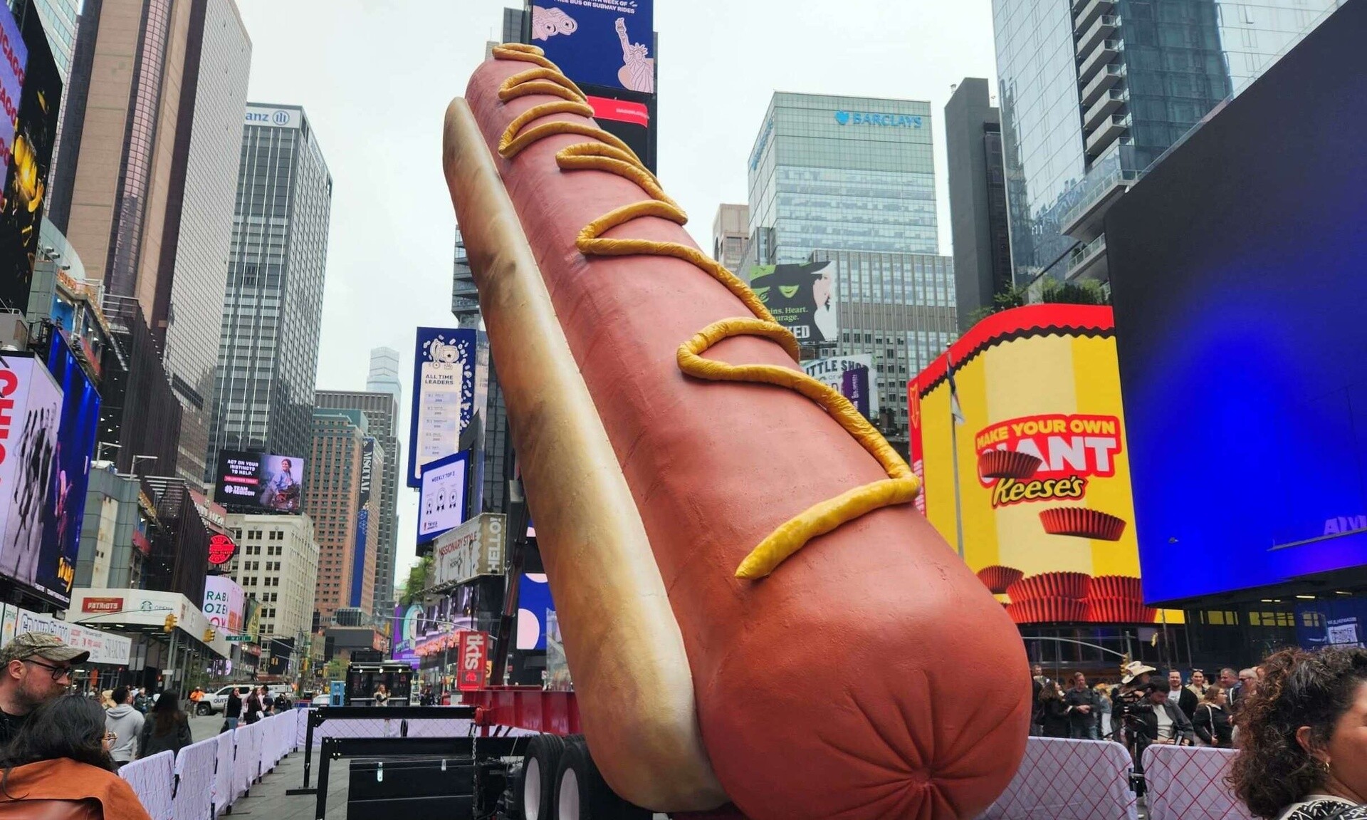 Απίστευτο κι όμως αληθινό: Γλυπτό 20 μέτρων με hot dog στην Times Square της Νέας Υόρκης