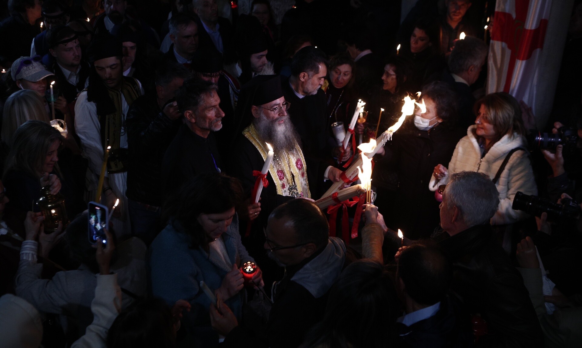 Το Άγιο Φως έφτασε στο Μετόχι του Πανάγιου Τάφου - Μεταφέρεται σε όλη την Ελλάδα