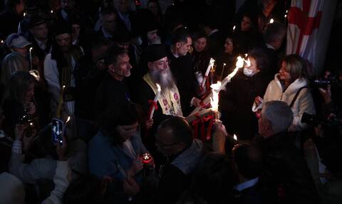 Το Άγιο Φως έφτασε στο Μετόχι του Πανάγιου Τάφου - Μεταφέρεται σε όλη την Ελλάδα