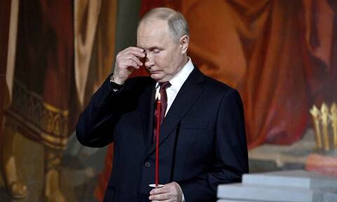 Πούτιν: Παρακολούθησε την Αναστάσιμη Λειτουργία στη Μόσχα μαζί με χιλιάδες πιστούς
