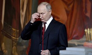 Πούτιν: Παρακολούθησε την Αναστάσιμη Λειτουργία στη Μόσχα μαζί με χιλιάδες πιστούς