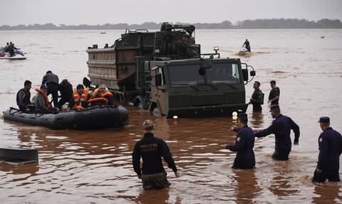 Φονικές πλημμύρες στη Βραζιλία: Μάχη με τον χρόνο δίνουν οι διασώστες - Δραματικά βίντεο