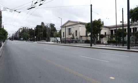 Η Αθήνα «ερήμωσε» – Άδειοι δρόμοι, ελάχιστοι πολίτες κυκλοφορούν στο κέντρο (εικόνες)