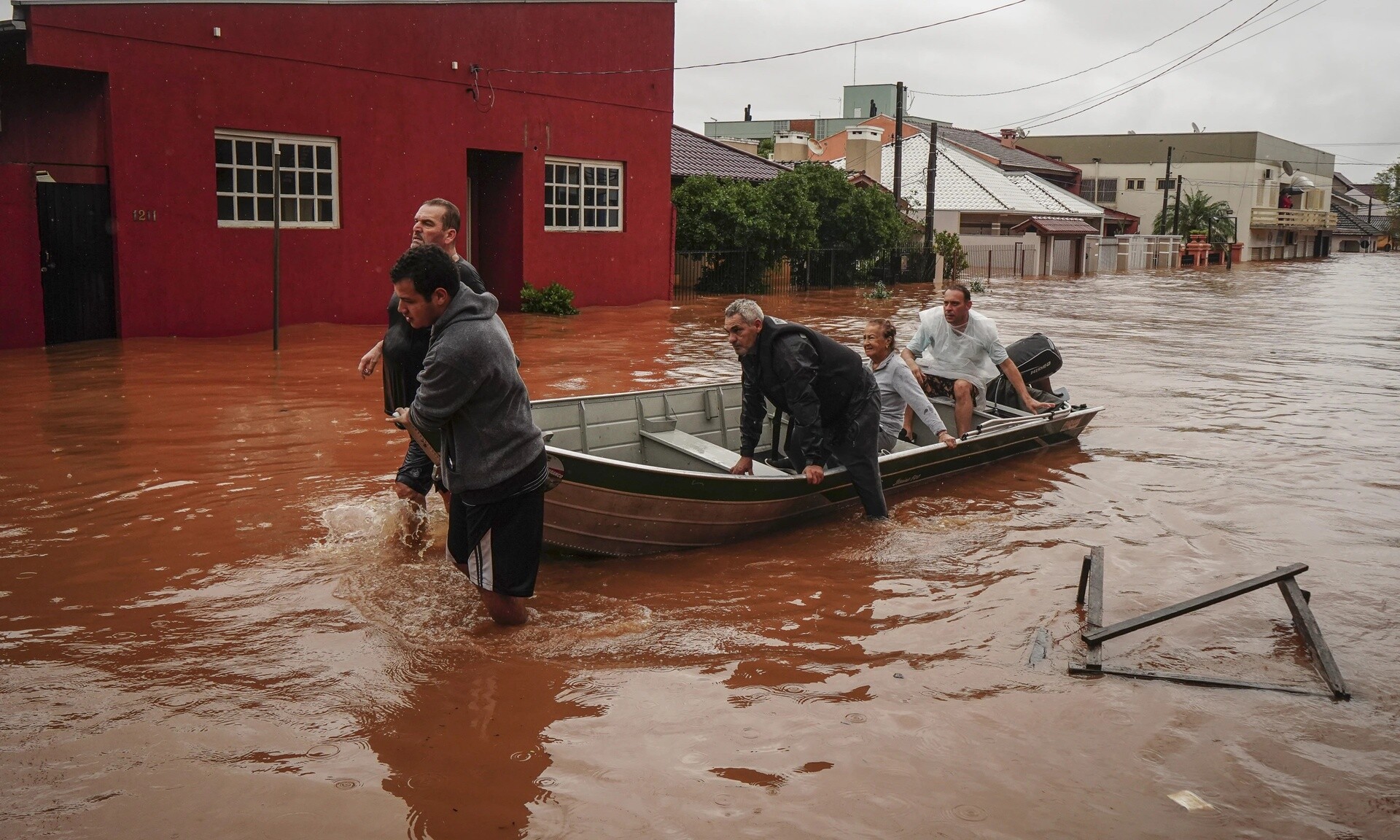 Φονικές πλημμύρες στη Βραζιλία: Τουλάχιστον 66 νεκροί - Πάνω από 100 οι αγνοούμενοι