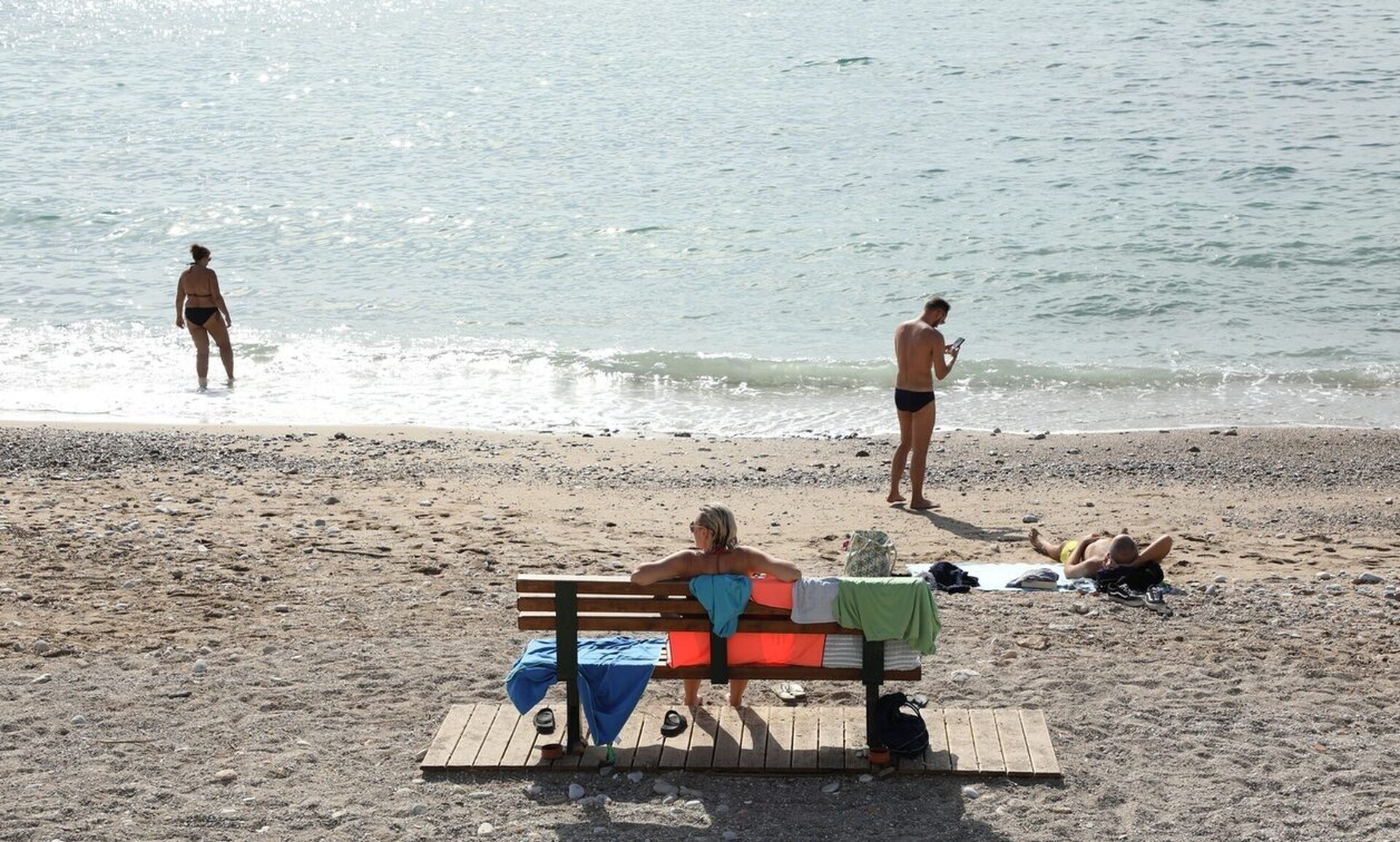Καιρός: Γέμισαν οι παραλίες της Αττικής  - Ανεβασμένη η θερμοκρασία