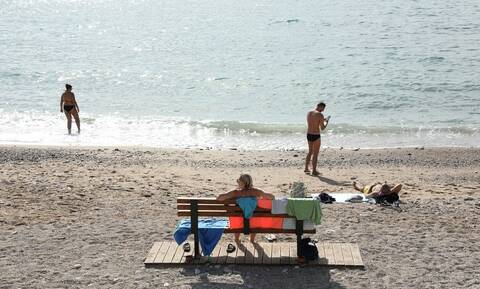 Καιρός: Γέμισαν οι παραλίες της Αττικής  - Ανεβαίνει η θερμοκρασία