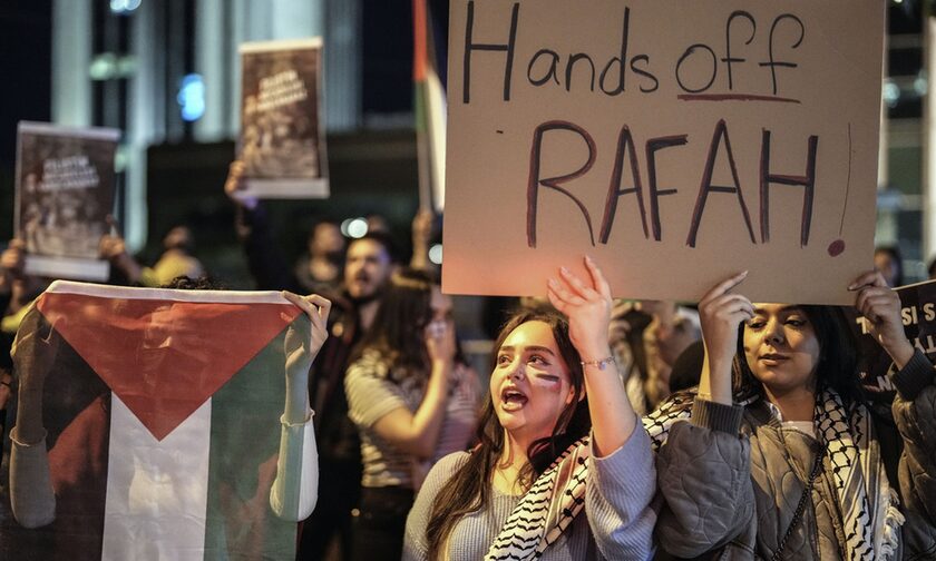 Κάτω τα χέρια από τη Ράφα φωνάζουν οι διαδηλωτές