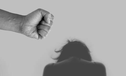 Νέα καταγγελία για ενδοοικογενειακή βία: «Ο άντρας μου με χτύπησε και απειλεί να με σκοτώσει»