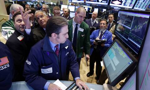 Στάση αναμονής και μικρές μεταβολές στη Wall Street
