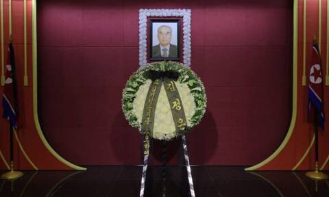 Πέθανε ο «Γκέμπελς» της Βόρειας Κορέας - Στην κηδεία του και ο Κιμ Γιονγκ Ουν