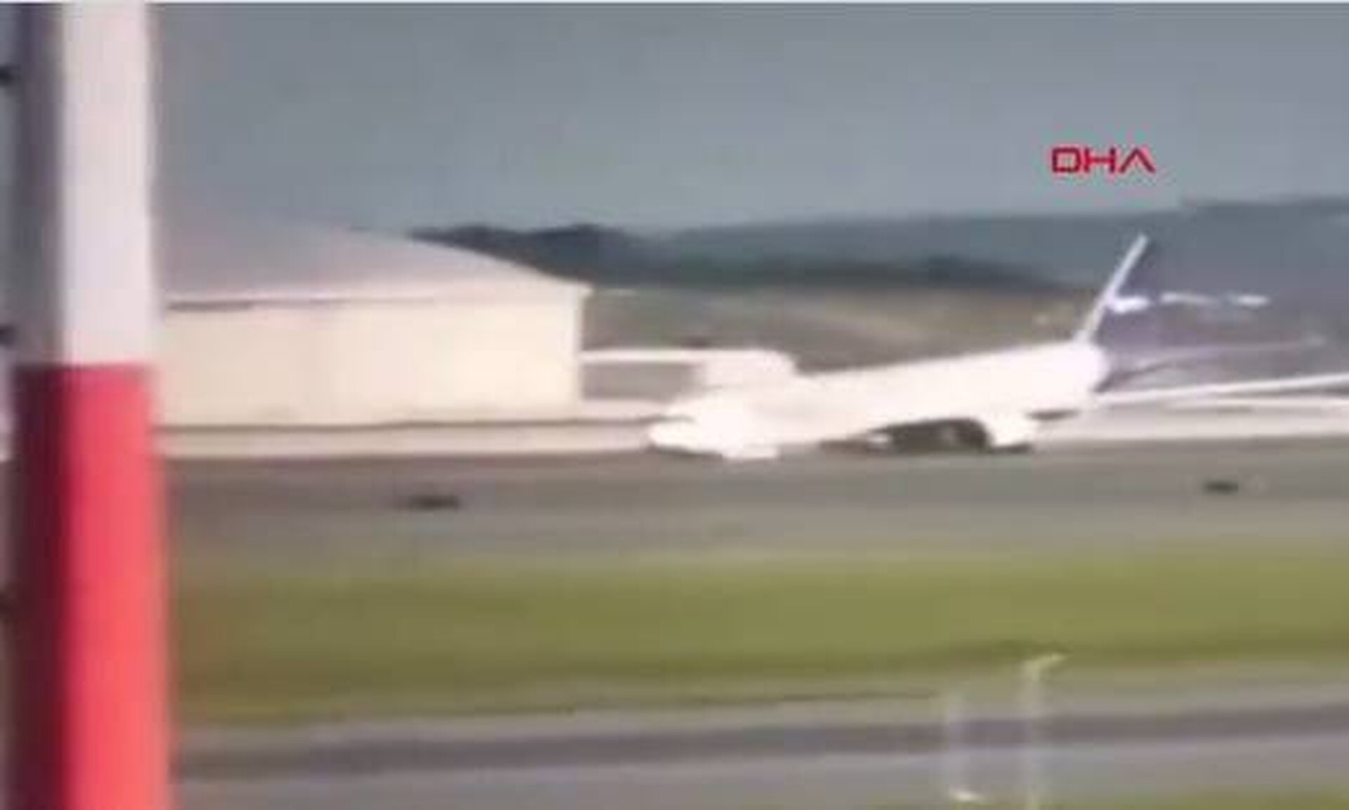 Τουρκία: Αεροπλάνο προσγειώνεται με τη μύτη στο αεροδρόμιο της Κωνσταντινούπολης - Βίντεο σοκ