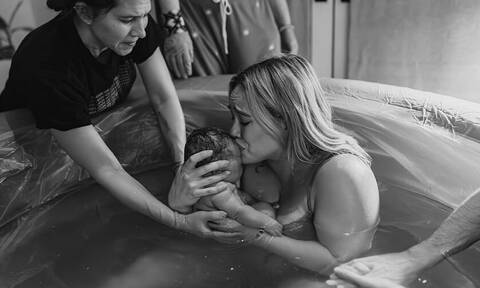 Οι πρώτες αγκαλιές της Χίλαρι Νταφ με την νεογέννητη κόρη της
