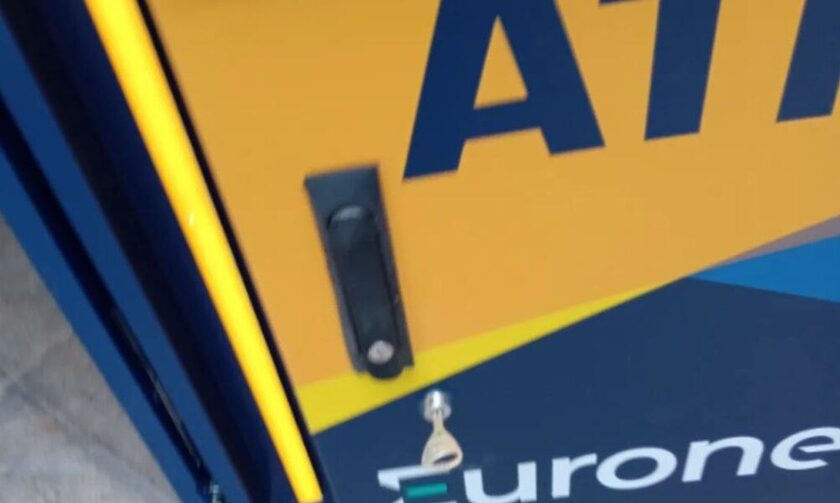 Ξέχασαν το κλειδί πάνω σε ΑΤΜ στο κέντρο της Αθήνας