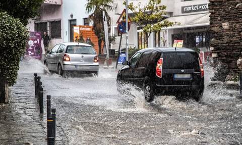 Καιρός - Μαρουσάκης: Καταιγίδες και θυελλώδεις βοριάδες σήμερα - Ισχυρό κύμα ζέστης από Τετάρτη