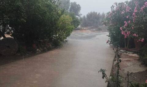 Καιρός: Βροχές και χαλάζι στο Ηράκλειο - Από θαύμα γλίτωσε τουρίστρια