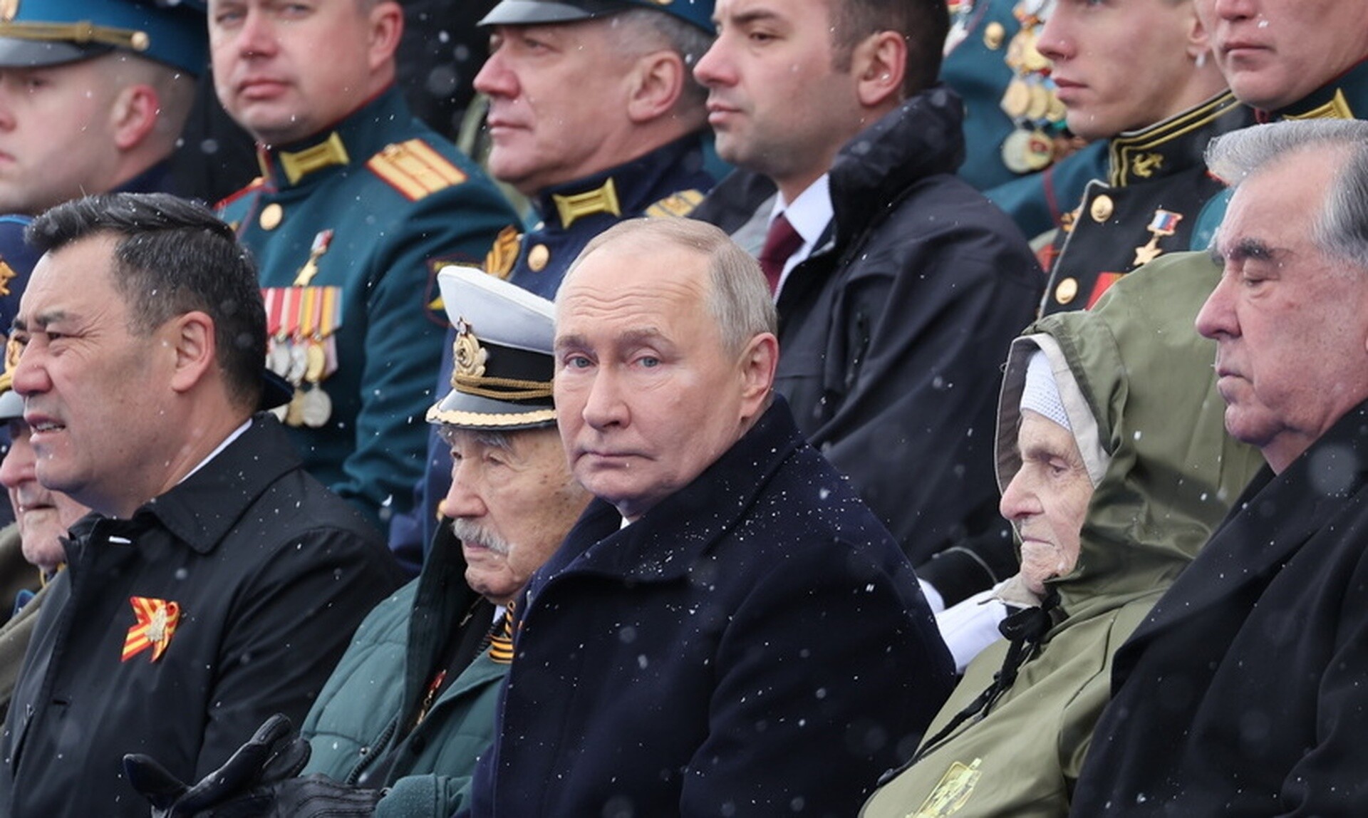 Ποια είναι η γυναίκα που κάθισε δίπλα στον Πούτιν στη χθεσινή μεγάλη παρέλαση
