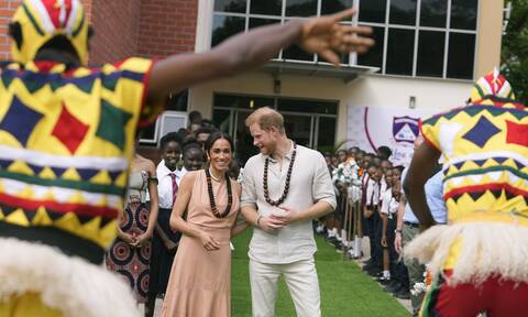 Ο πρίγκιπας Χάρι και η Μέγκαν Μάρκλ έγιναν δεκτοί με χορούς και τραγούδια στη Νιγηρία