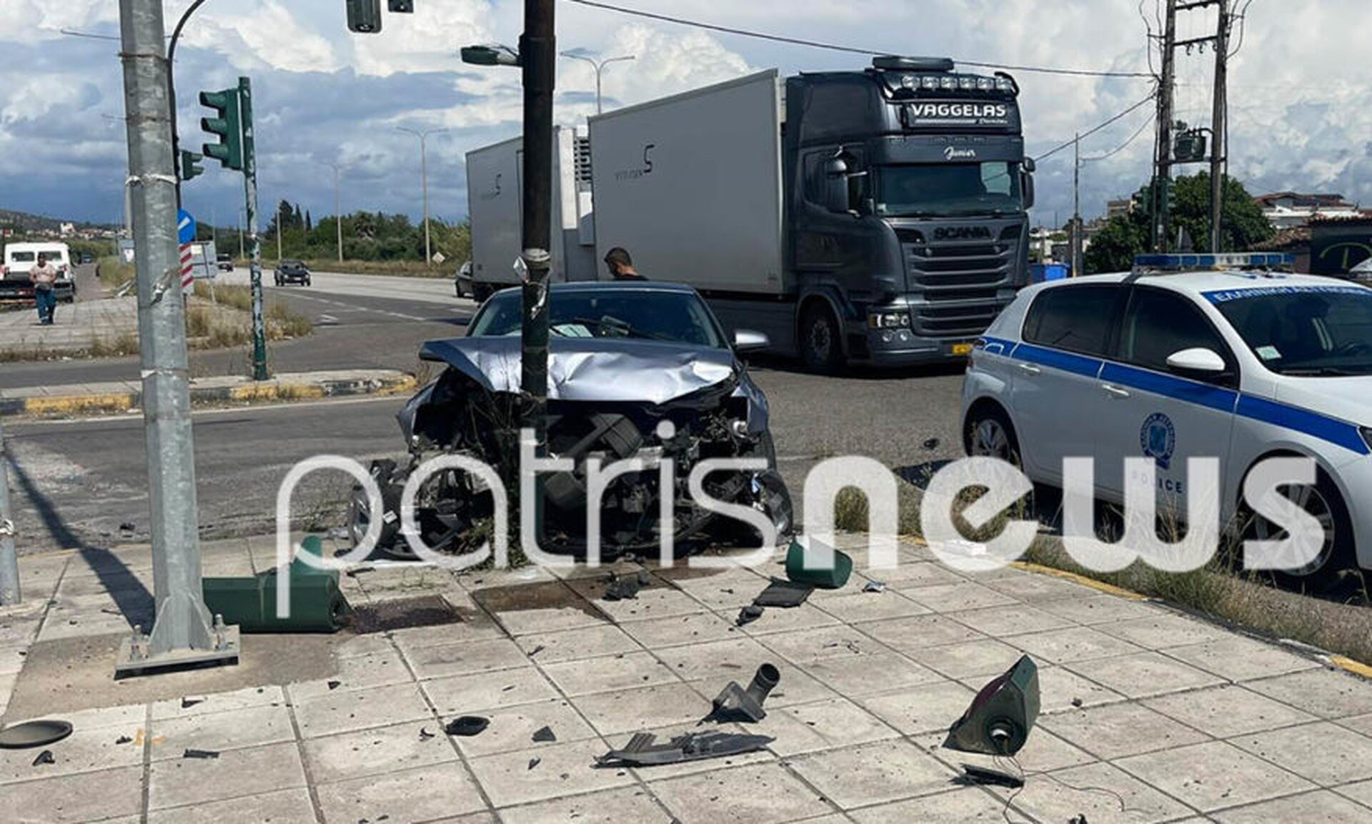 Πύργος: Αυτοκίνητο «καρφώθηκε» σε κολόνα μετά από πλαγιομετωπική σύγκρουση