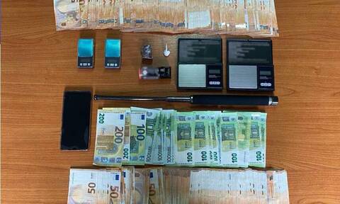 Θεσσαλονίκη: Τον έπιασαν με «σοκολάτα», γκλοπ και 21.000 ευρώ
