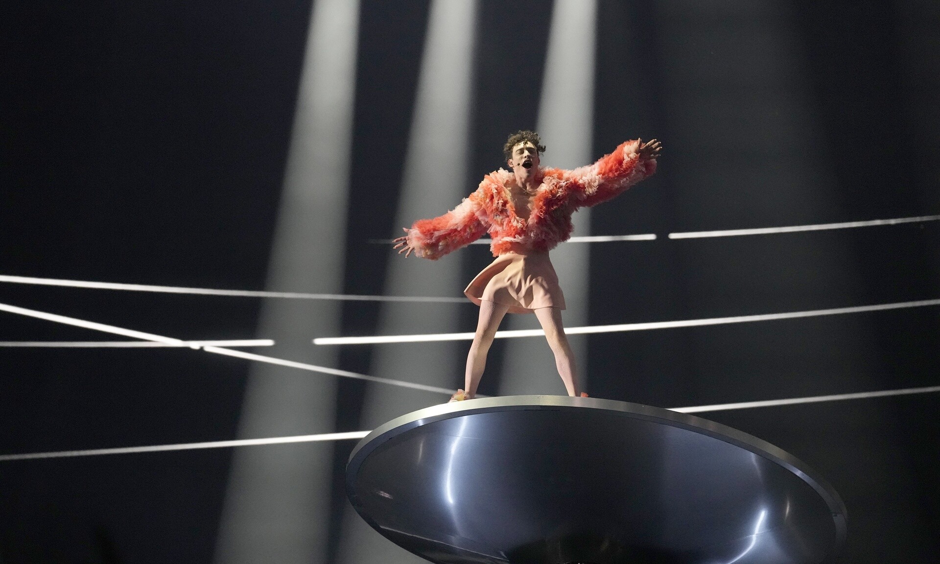 Eurovision 2024: Έσπασε το τρόπαιο ο Ελβετός νικητής στους πανηγυρισμούς πάνω στη σκηνή
