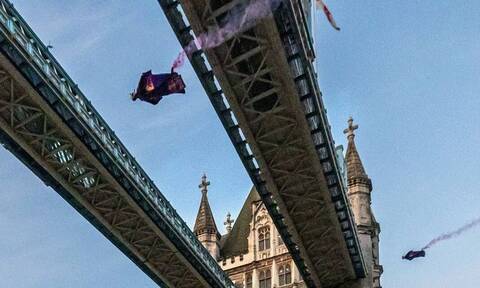 Λονδίνο: Εντυπωσιακές εικόνες από την πτήση αλεξιπτωτιστών που πέρασαν μέσα από το Tower Bridge
