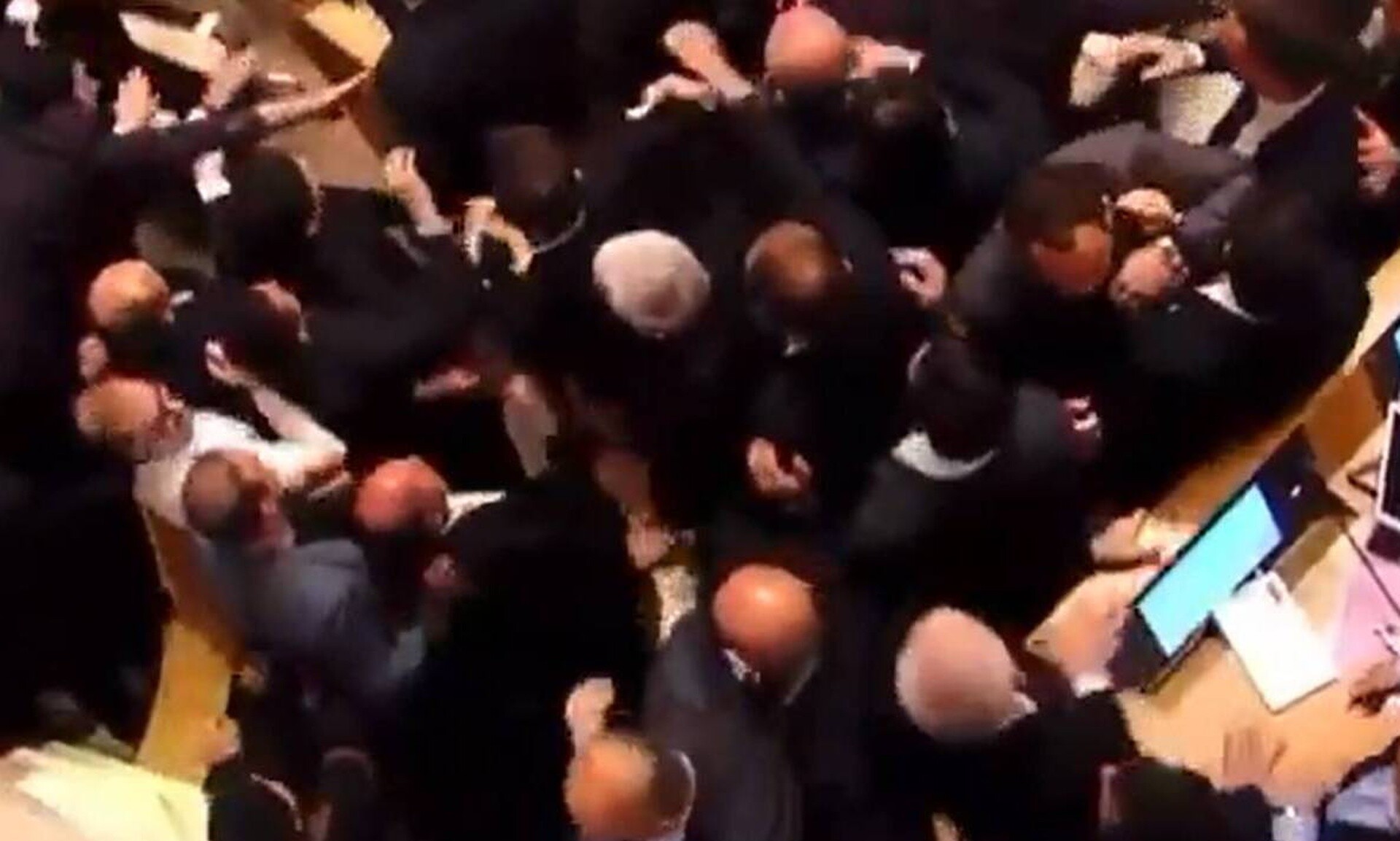 «Μαλλιά κουβάρια» στην Βουλή της Γεωργίας - Βουλευτές πιάστηκαν στα χέρια