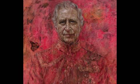 Βασιλιάς Κάρολος: Κατακόκκινο το πρώτο επίσημο πορτρέτο μετά την στέψη