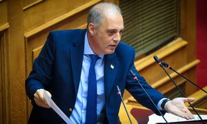 Βελόπουλος: Έσκισε στη Βουλή τη Συμφωνία των Πρεσπών