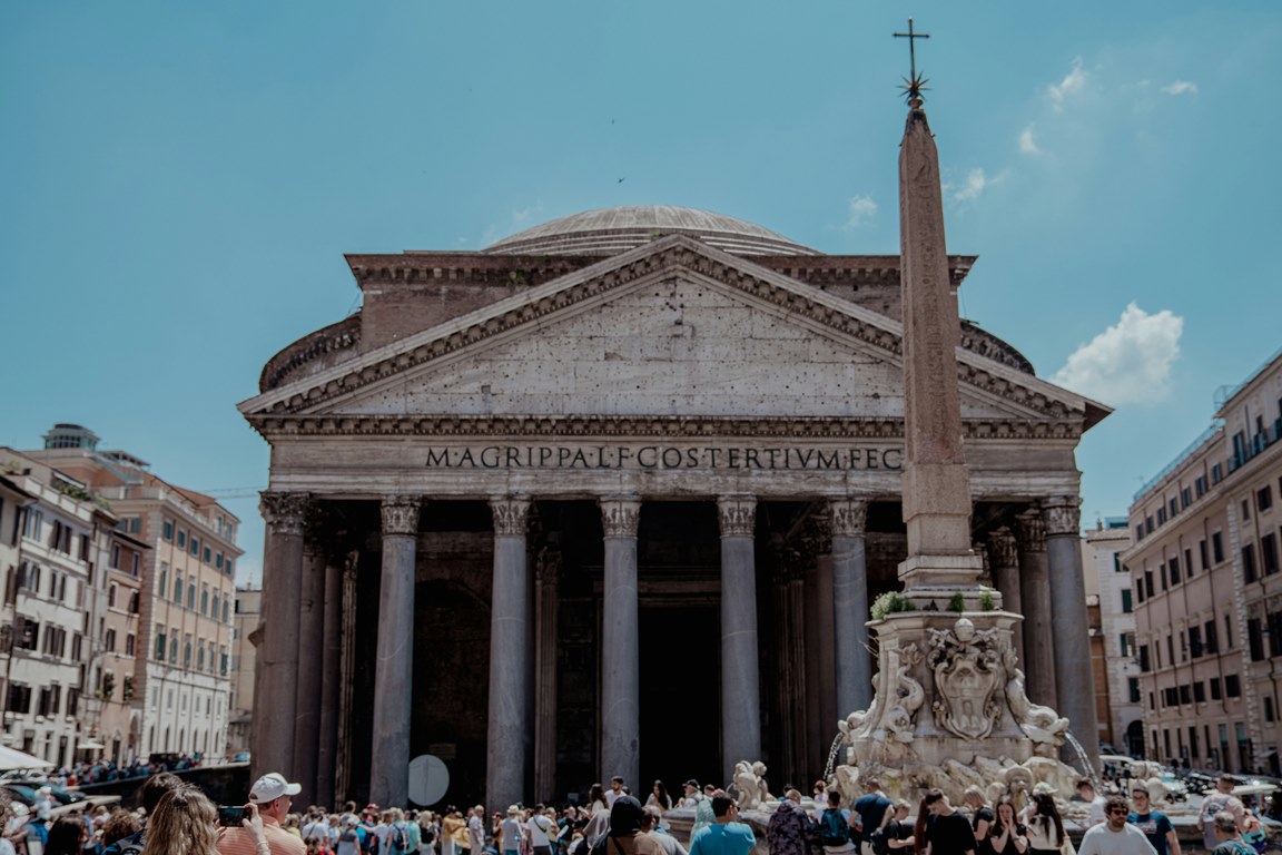 Το Pantheon με τον εντυπωσιακό και πανύψηλο τρούλο του
