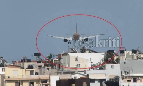 Ηράκλειο: Εικόνες που «κόβουν» την ανάσα - Αεροπλάνο περνάει πάνω από τις ταράτσες σπιτιών (vid)