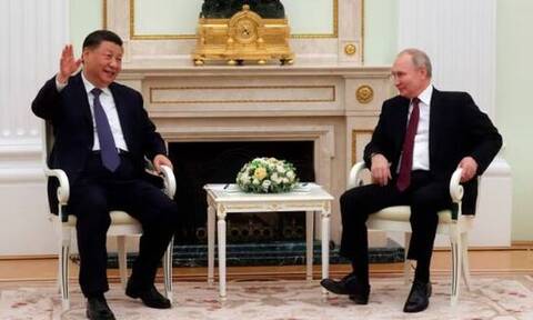 Στο Πεκίνο ο Πούτιν: Η θερμή χειραψία με τον «παλιό φίλο» Σι και οι διμερείς σχέσεις
