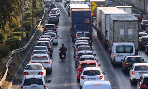 Κίνηση: Κυκλοφοριακό κομφούζιο στους δρόμους - Μεγάλες καθυστερήσεις σε Κηφισό, Αττική Οδό, Κηφισίας