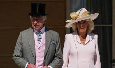 Βασιλιάς Κάρολος: Ντυμένος στα ροζ υποδέχθηκε 4.000 καλεσμένους σε πάρτυ στους κήπους του Μπάκιγχαμ