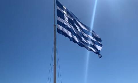 Εξοργιστικό: Νεαρός στην Κομοτηνή βεβήλωσε την ελληνική σημαία