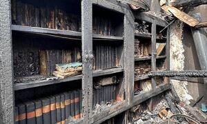 Μεγάλη πολιτιστική καταστροφή στη Μυτιλήνη: Έγιναν στάχτη 6,5 χιλιάδες τόμοι σπανίων βιβλίων
