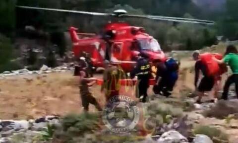 Κρήτη: Βίντεο από τη διάσωση τραυματισμένης τουρίστριας από το φαράγγι της Σαμαριάς