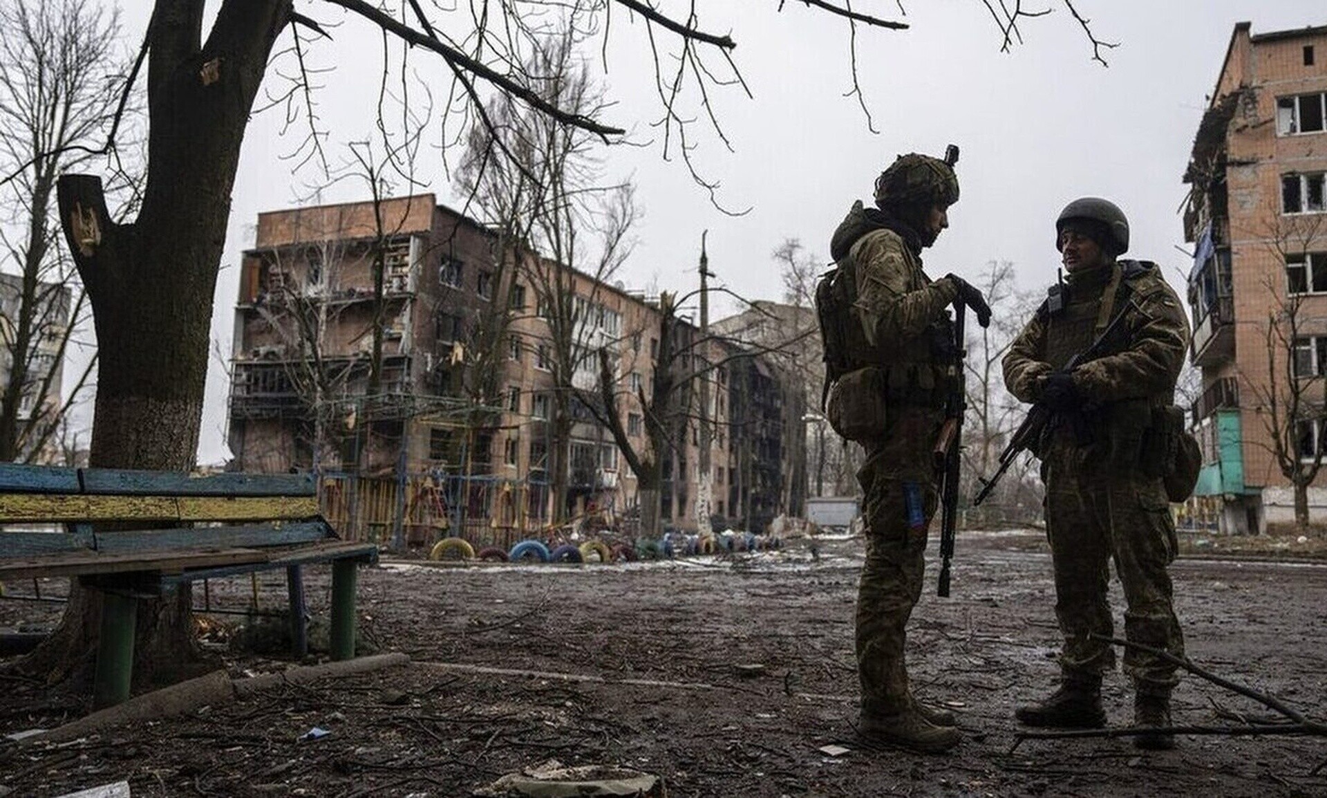 Ουκρανία: Κατηγορεί τη Ρωσία ότι χρησιμοποιεί 40 αμάχους ως «ανθρώπινες ασπίδες»